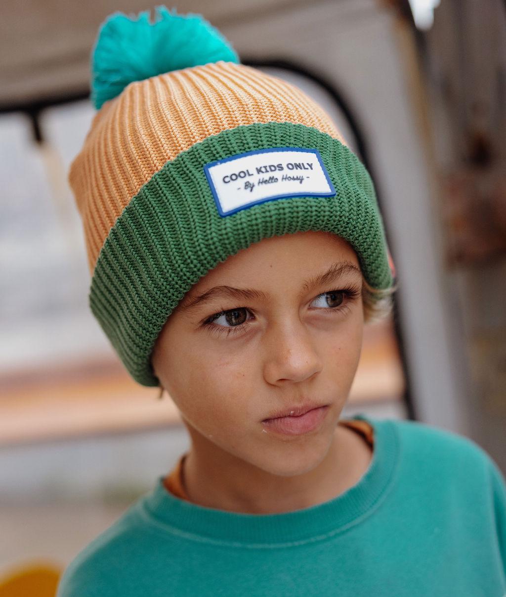 Berretto da bambino color cammello e verde, pompon, etichetta ricamata Cool Kids Hello Hossy