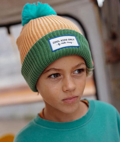 Berretto da bambino color cammello e verde, pompon, etichetta ricamata Cool Kids Hello Hossy