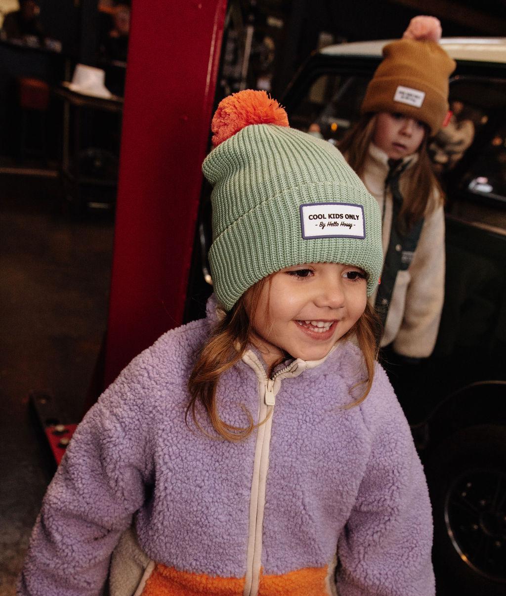 Berretto in maglia Color Block Santa indossato da una bambina – vista a 3/4 – foto lifestyle – Hello Hossy
