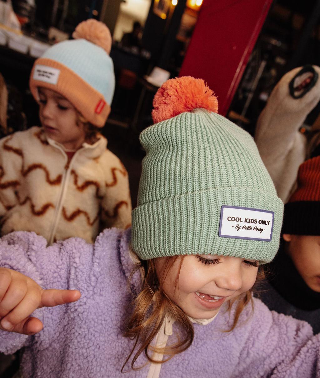 Bambina che indossa il berretto con pompon Color Block Santa – foto lifestyle – Hello Hossy