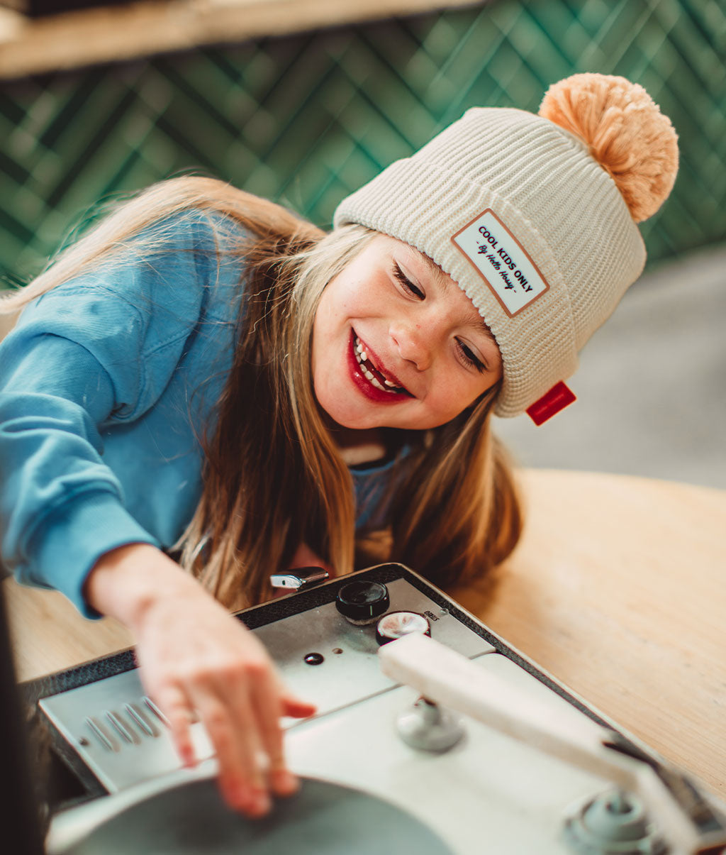 Berretto Bambini Color Block Sandy, con pompon, fodera in pile, cotone biologico, da 9 mesi, Cool Kids Only!