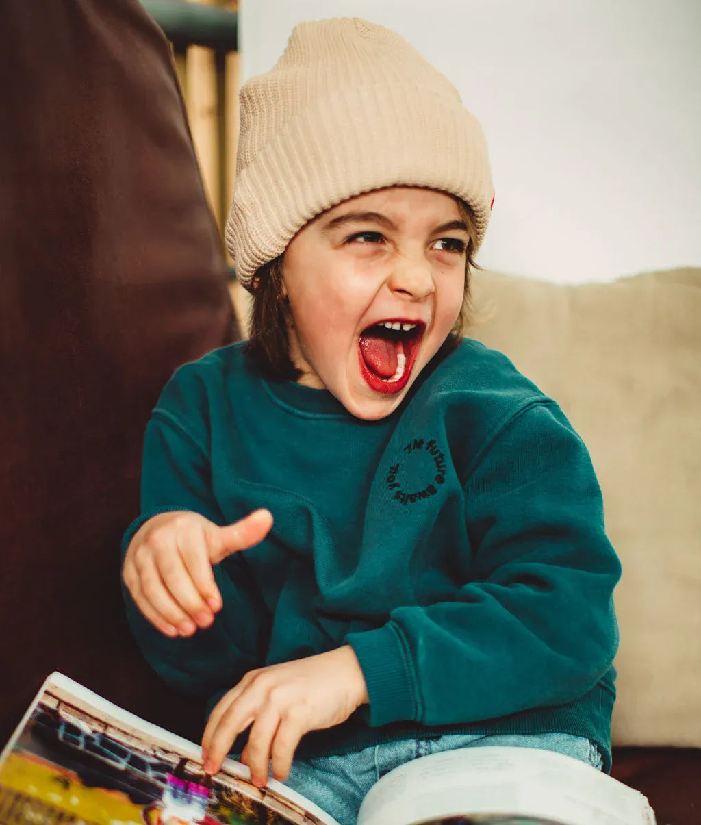 Bambino con berretto tinta unita Flow Creamy – foto lifestyle – Hello Hossy