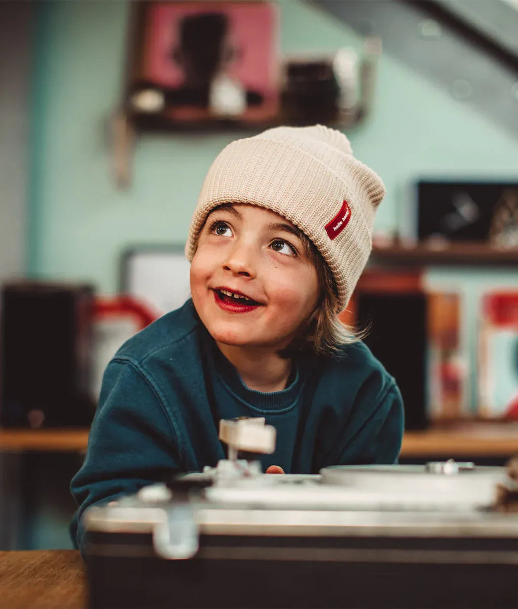 Bambino con il berretto Flow Creamy - vista frontale - Hello Hossy