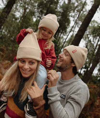 Famiglia che indossa il berretto in maglia tinta unita Flow Creamy - foto lifestyle - Hello Hossy