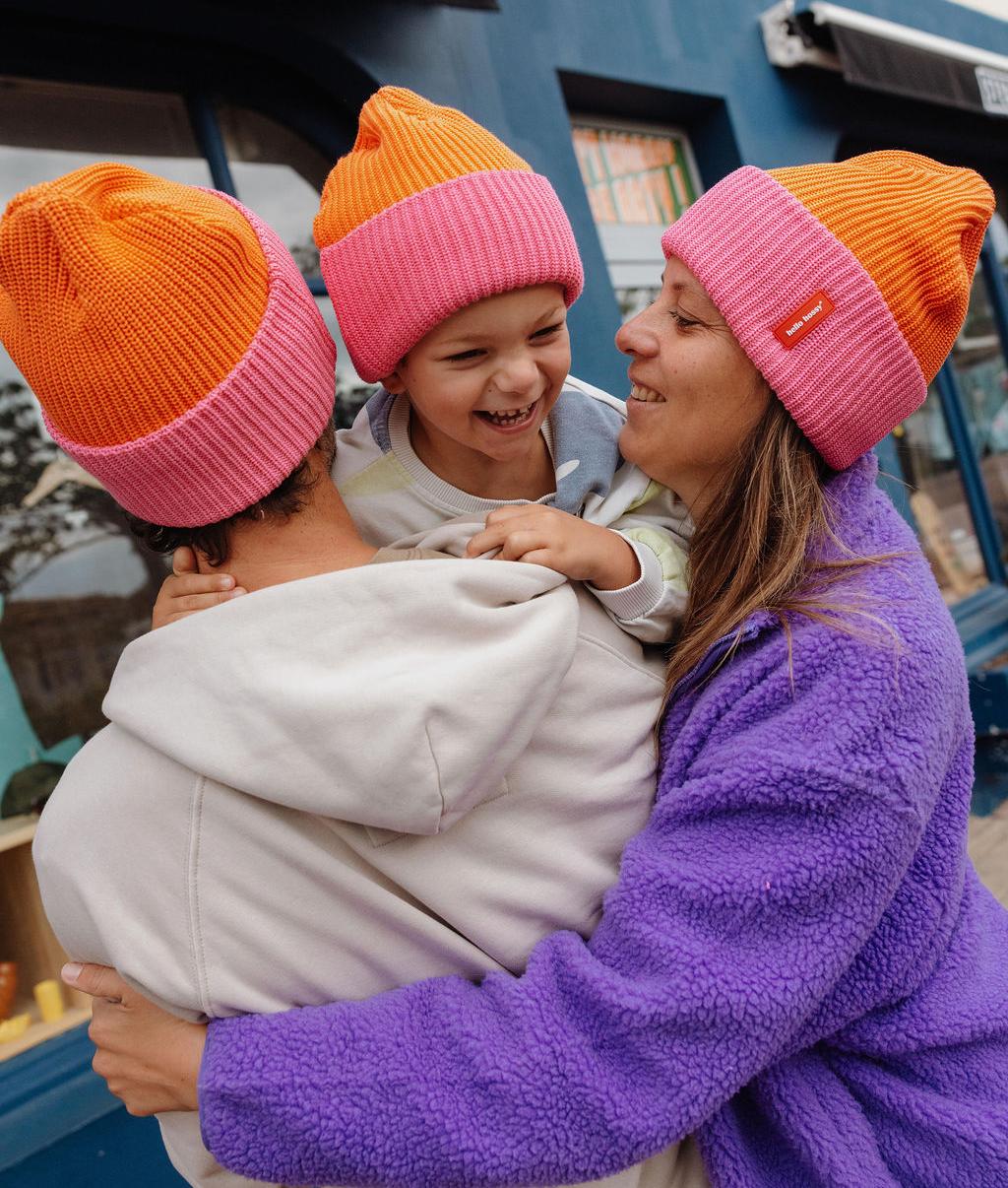 Trio di papà, mamma e bambino con berretto in maglia bicolore Flow Indie - foto lifestyle - Hello Hossy