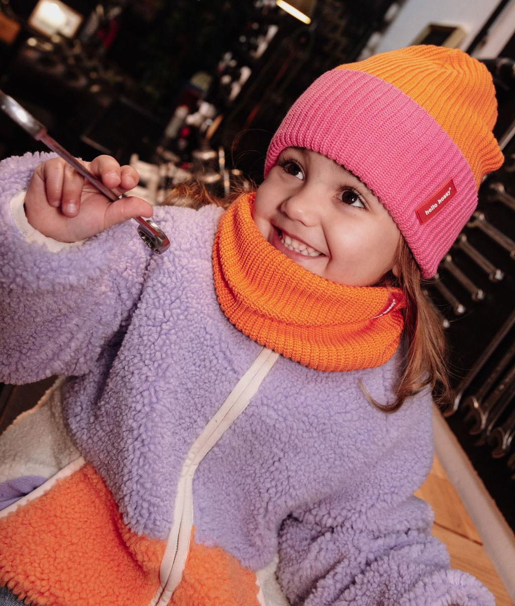 Berretto in maglia Flow Indie indossato da una bambina – vista 3/4 – Hello Hossy