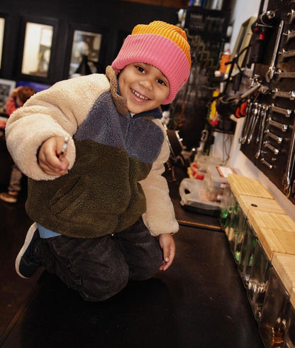 Berretto in maglia bicolore Flow Indie indossato da un bambino - vista frontale - Hello Hossy