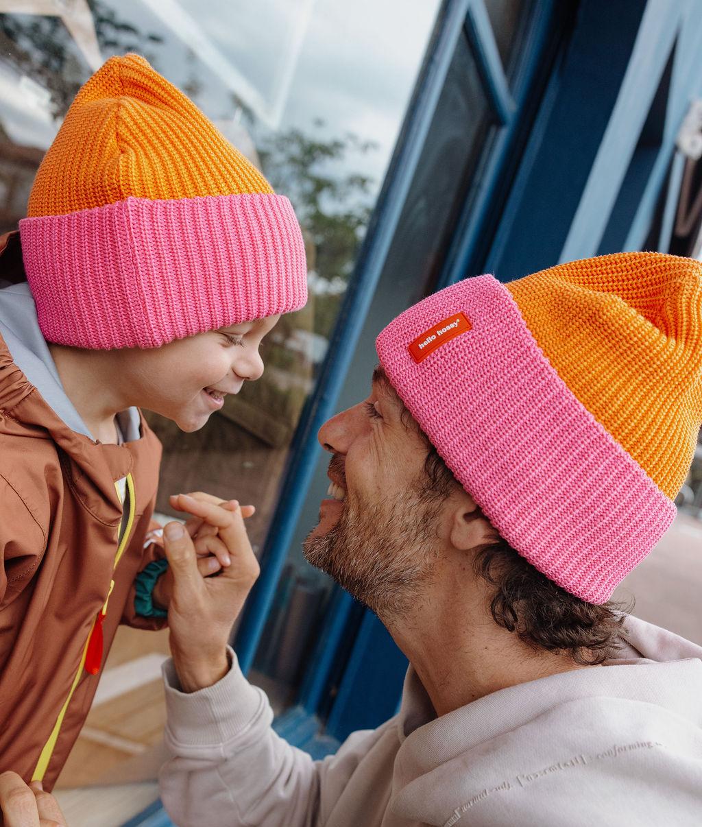 Berretto in maglia Bicolore Flow Indie indossato da un papà e suo figlio - vista di profilo - Hello Hossy