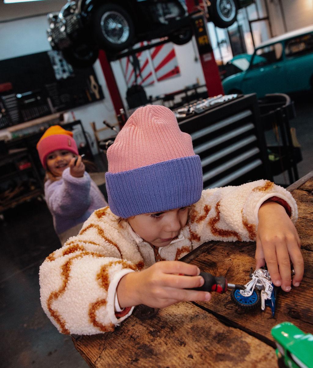 Bambino con il berretto in maglia Flow Maya - foto lifestyle - Hello Hossy