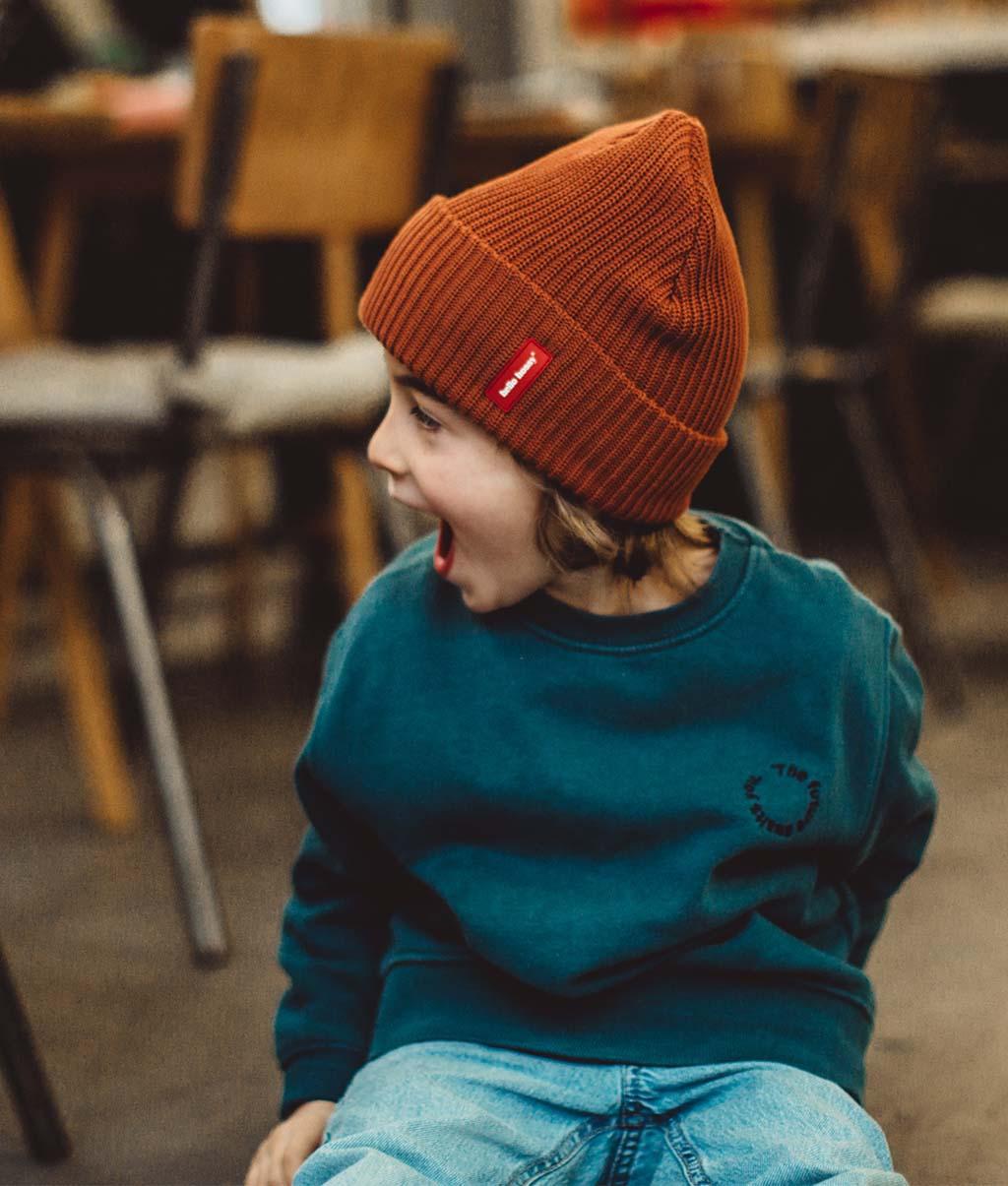 Bambino che indossa il berretto tinta unita Flow Nut – vista di profilo – Hello Hossy