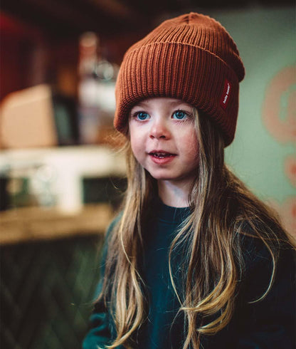 Berretto in maglia Flow Nut indossato da una bambina – vista a 3/4 – Hello Hossy