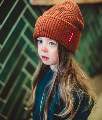 Bambina con il berretto in maglia Flow Nut - foto lifestyle - Hello Hossy