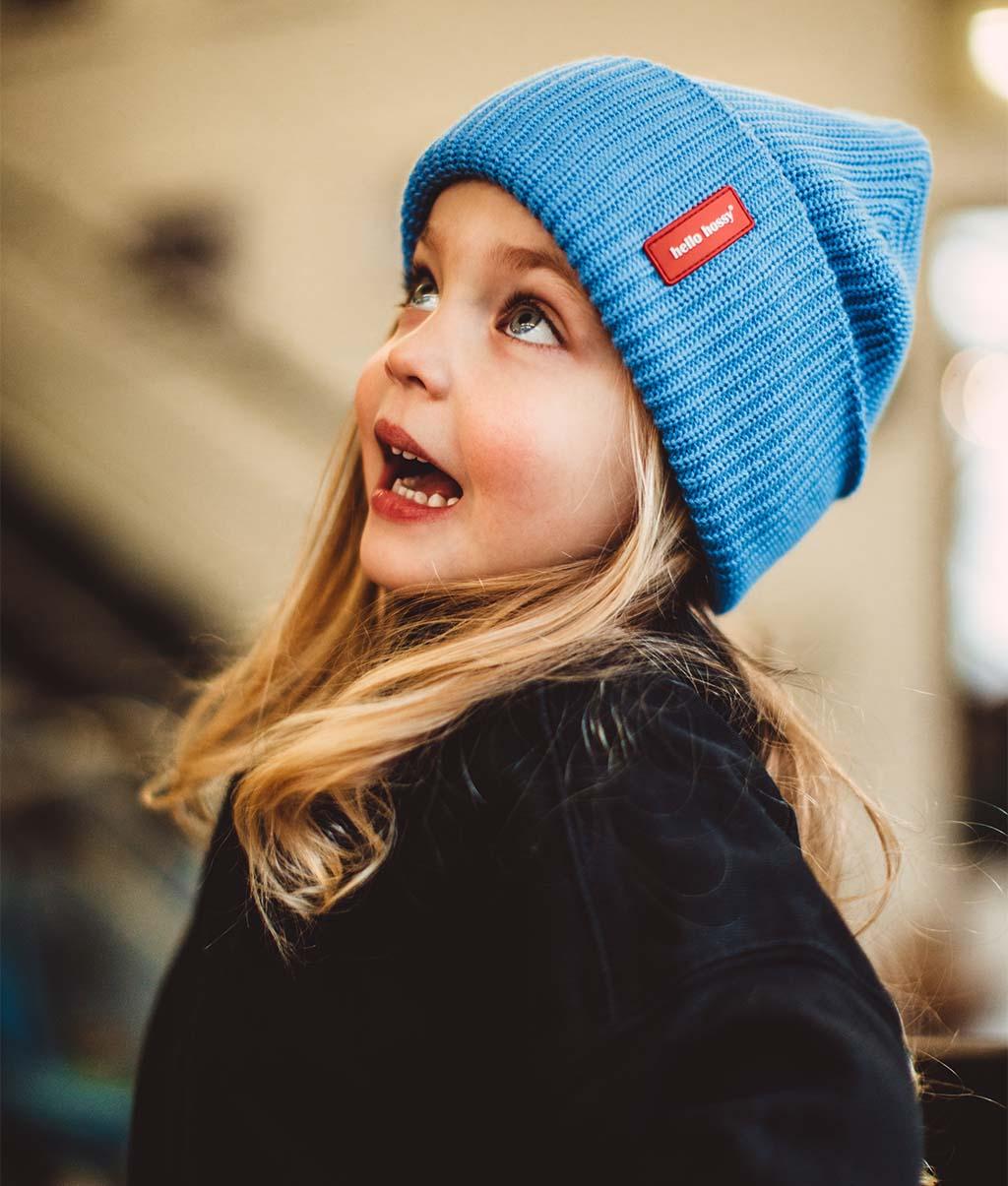 Bambina con il berretto in maglia Flow Ocean - foto lifestyle - Hello Hossy