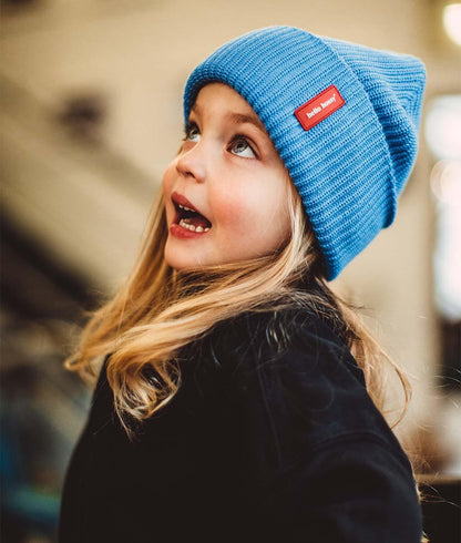 Bambina con il berretto in maglia Flow Ocean - foto lifestyle - Hello Hossy