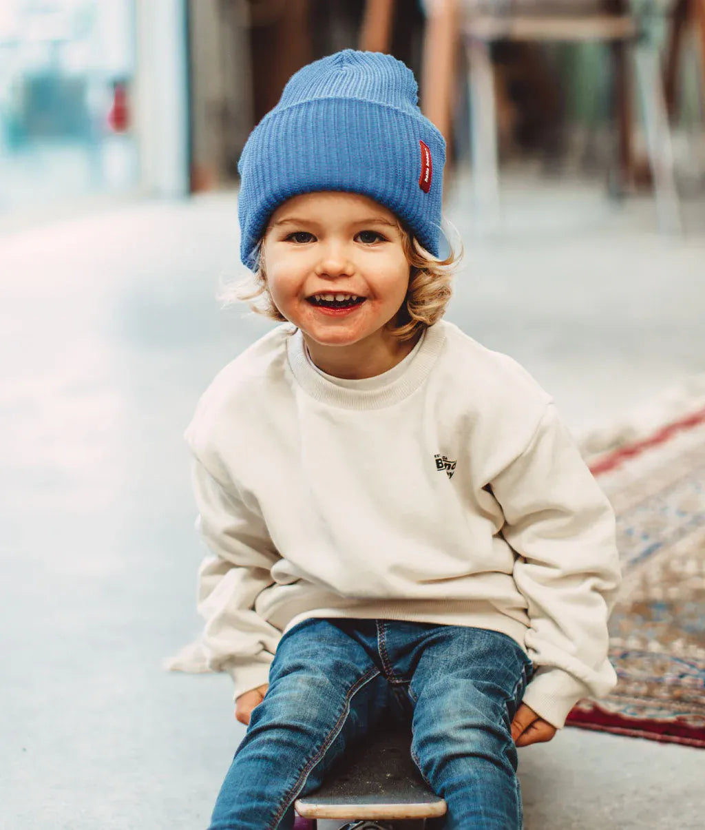 Bambino che indossa il berretto in maglia Flow Ocean – vista frontale – Hello Hossy