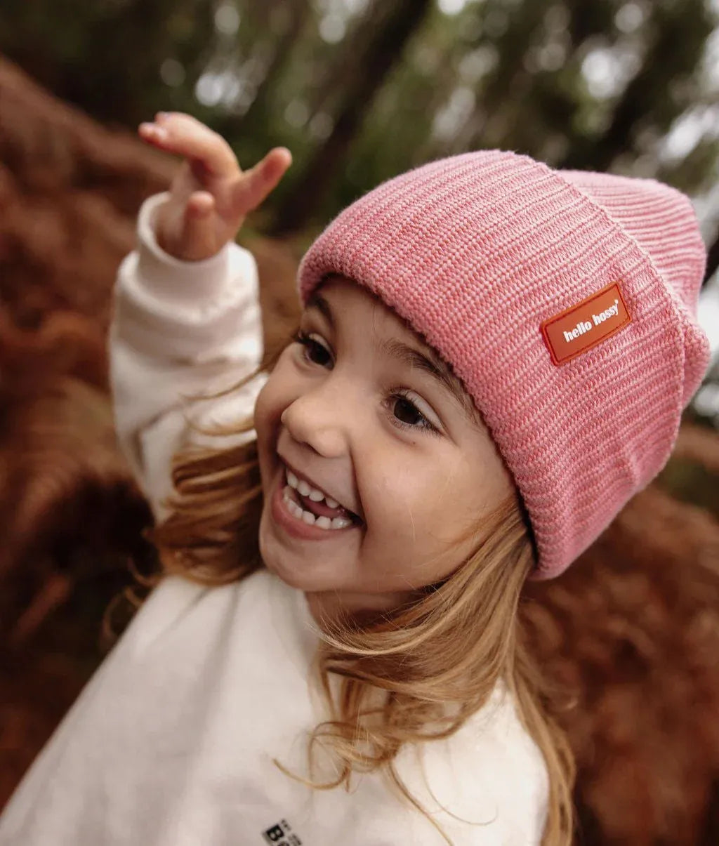 Bambina che indossa il berretto tinta unita Flow Pink – foto lifestyle – Hello Hossy