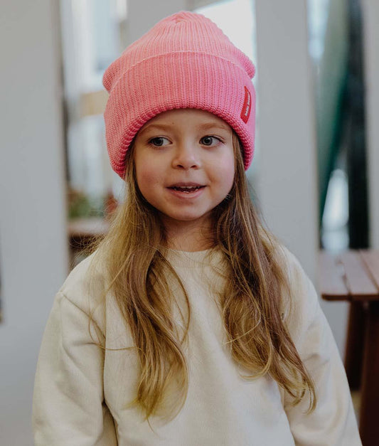 Berretto in maglia Flow Pink indossato da una bambina – vista frontale – Hello Hossy