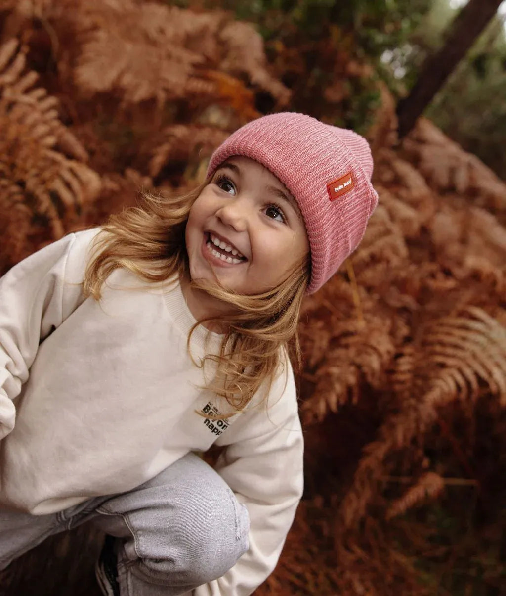 Berretto in maglia Flow Pink indossato da una bambina – vista a 3/4 – foto lifestyle – Hello Hossy