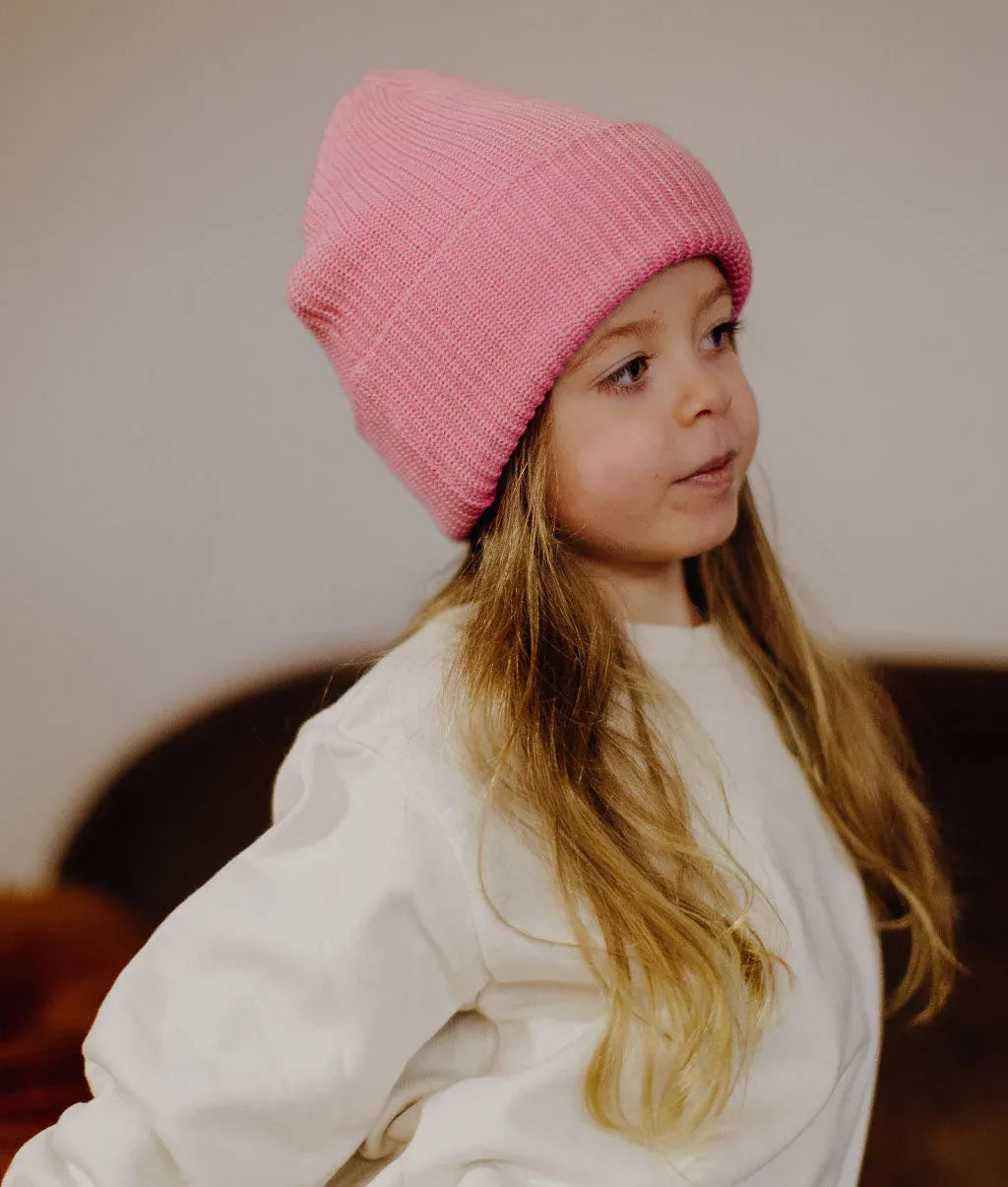 Bambino con berretto in maglia tinta unita Flow Pink - vista 3/4 - Hello Hossy