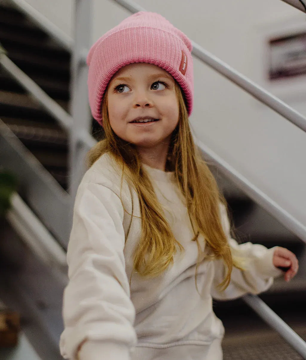Bambino che indossa il berretto in maglia Flow Pink – vista frontale – Hello Hossy