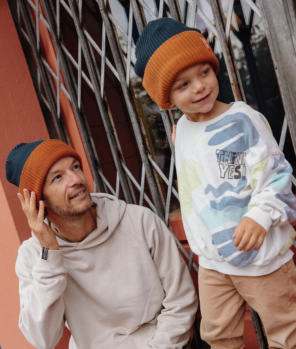 Padre e figlio con il berretto in maglia bicolore Flow Polo - stile urbano - Hello Hossy