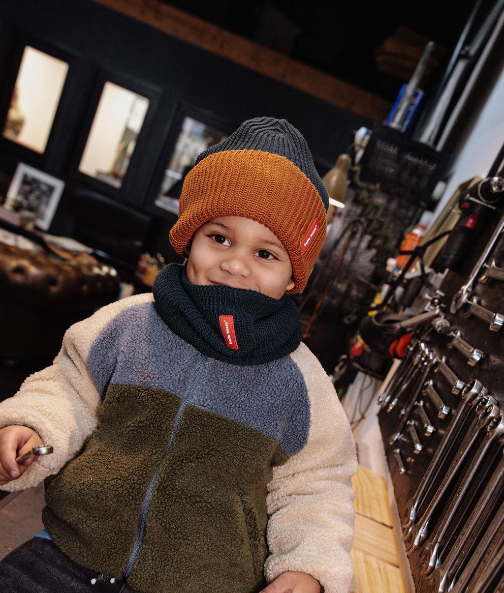 Berretto in maglia Flow Polo indossato da un bambino – vista frontale – foto lifestyle – Hello Hossy