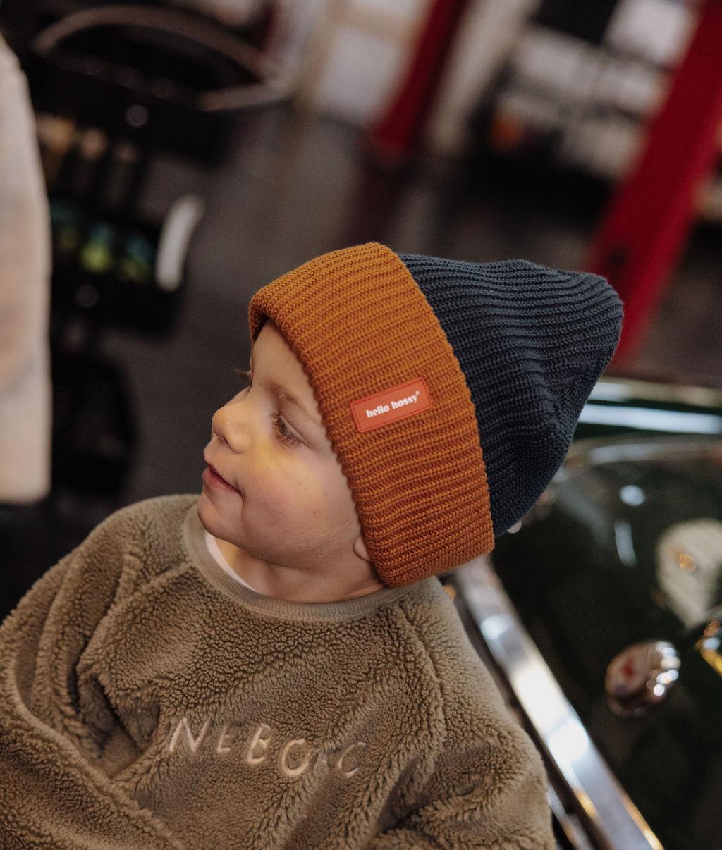 Berretto in maglia Flow Polo indossato da un bambino – vista di profilo – Hello Hossy