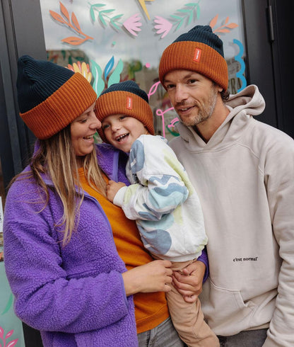 Berretto in maglia con ampio risvolto Flow Polo indossato in famiglia, due adulti e un bambino - foto lifestyle - Hello Hossy