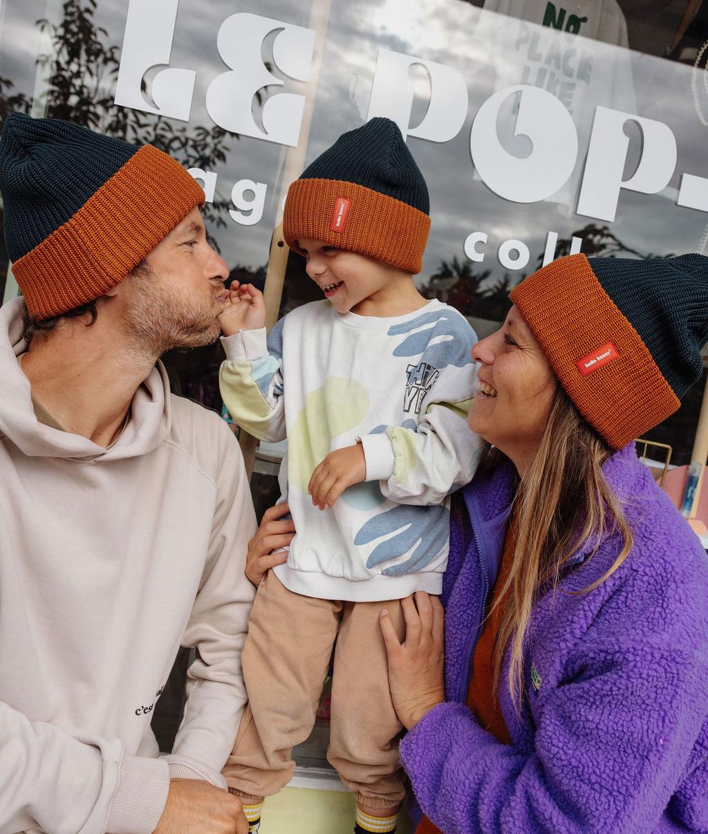 Famiglia con il berretto urbano bicolore Flow Polo - vista di profilo - Hello Hossy