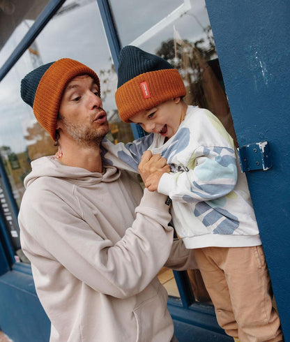 Duo padre-figlio con berretto urbano in maglia Flow Polo - foto lifestyle - Hello Hossy