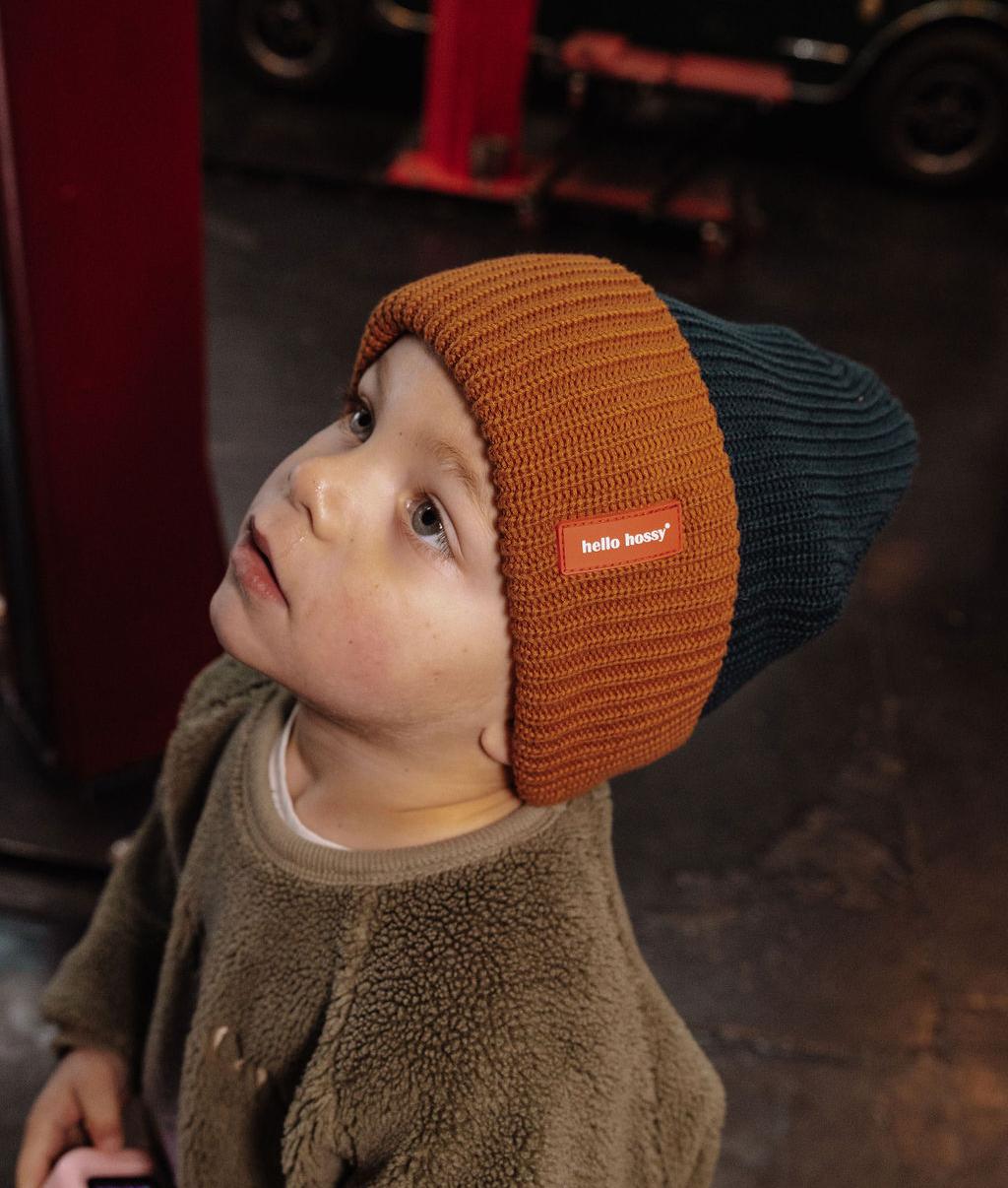 Bambino con berretto in maglia Flow Polo – vista dall'alto – Hello Hossy