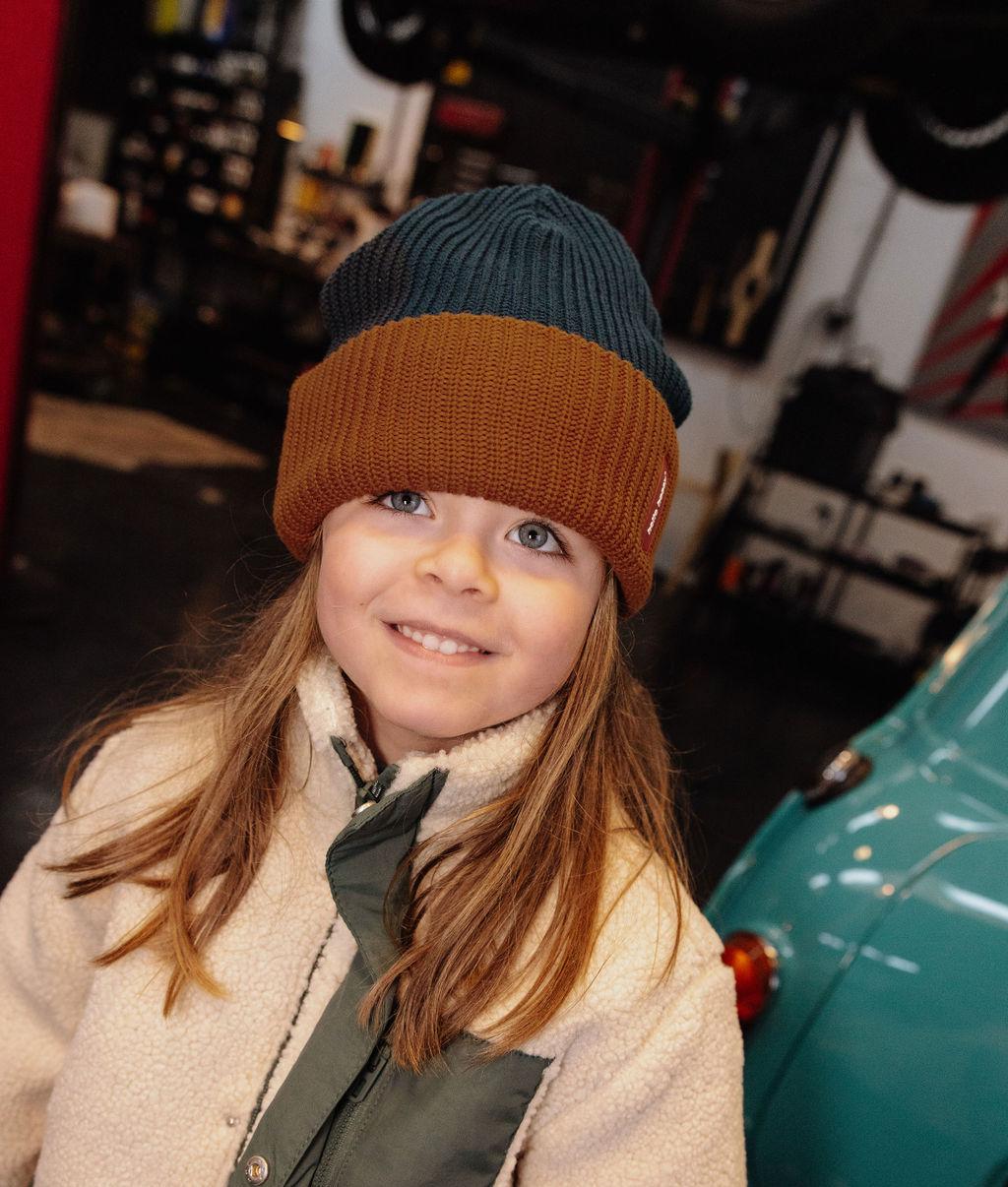 Bambina che indossa il berretto bicolore Flow Polo – foto lifestyle – Hello Hossy