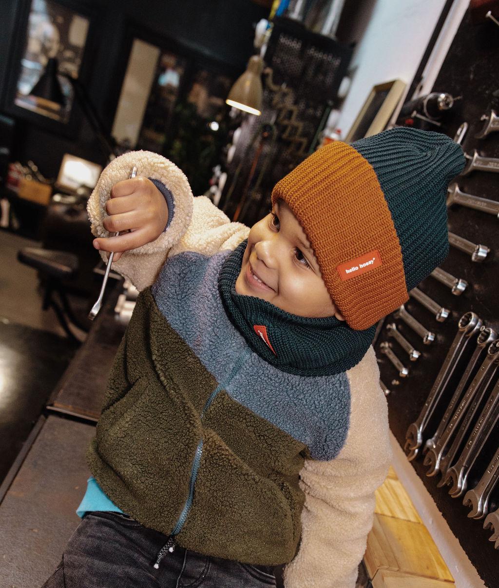 Bambino con berretto in maglia bicolore Flow Polo - foto lifestyle - Hello Hossy