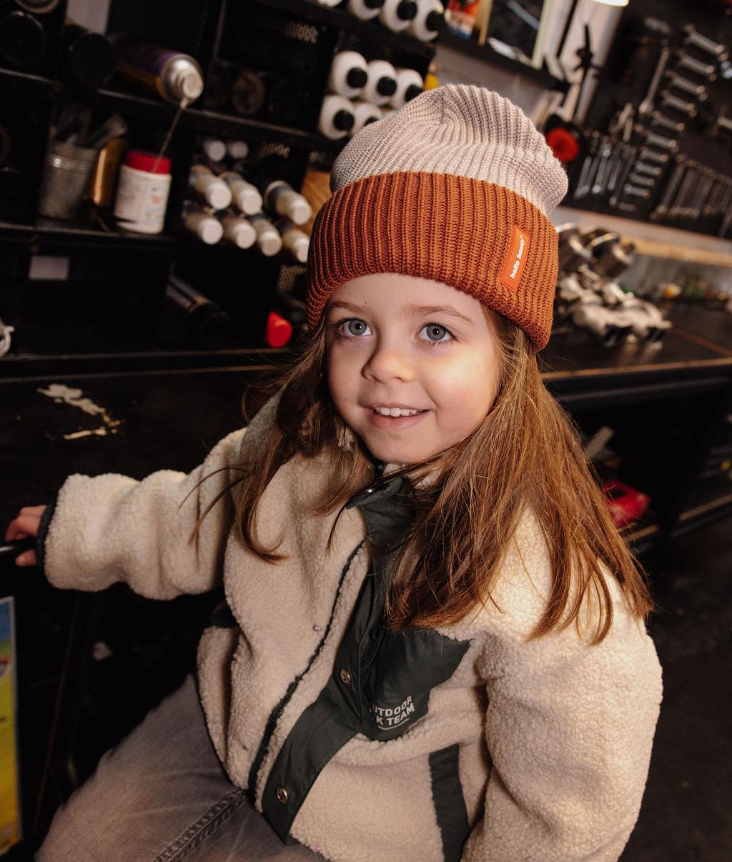 Bambina con il berretto bicolore Flow Tom – foto lifestyle – Hello Hossy