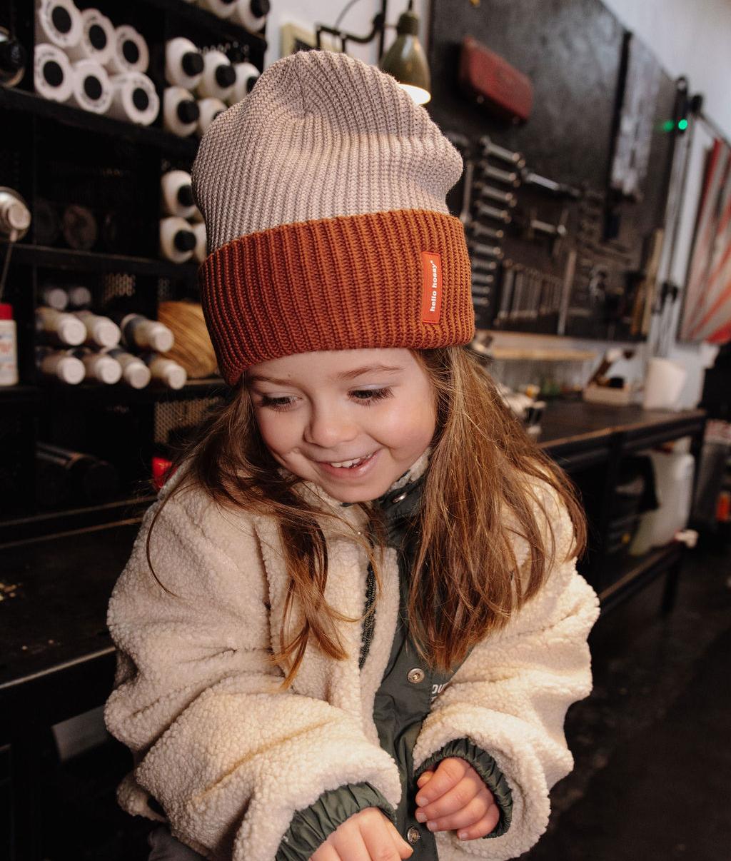 Bambina con il berretto in maglia bicolore Flow Tom - foto lifestyle - Hello Hossy