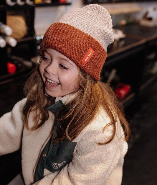 Berretto in maglia Flow Tom indossato da una bambina – vista a 3/4 – Hello Hossy