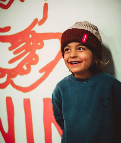 Bambino con il berretto in maglia bicolore Flow Tom - foto lifestyle - Hello Hossy