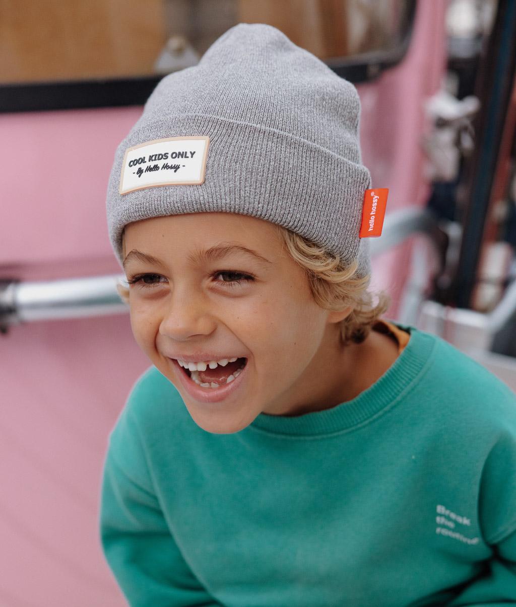 Berretto bambino grigio con ricamo Cool Kids Only, etichetta arancione Hello Hossy