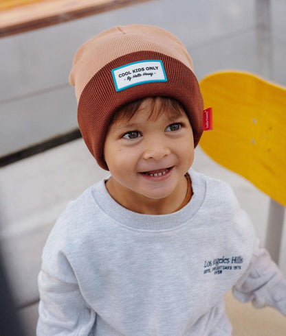Berretto bicolore per bambini beige marrone, etichetta ricamata Hello Hossy