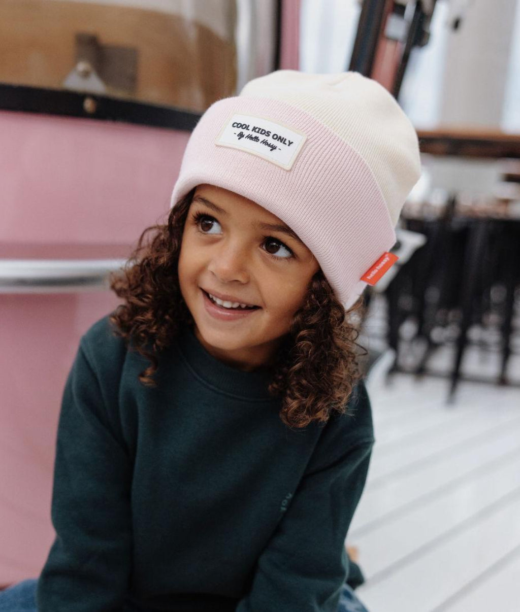 Berretto per bambini rosa giallo con ricamo Cool Kids Only Hello Hossy