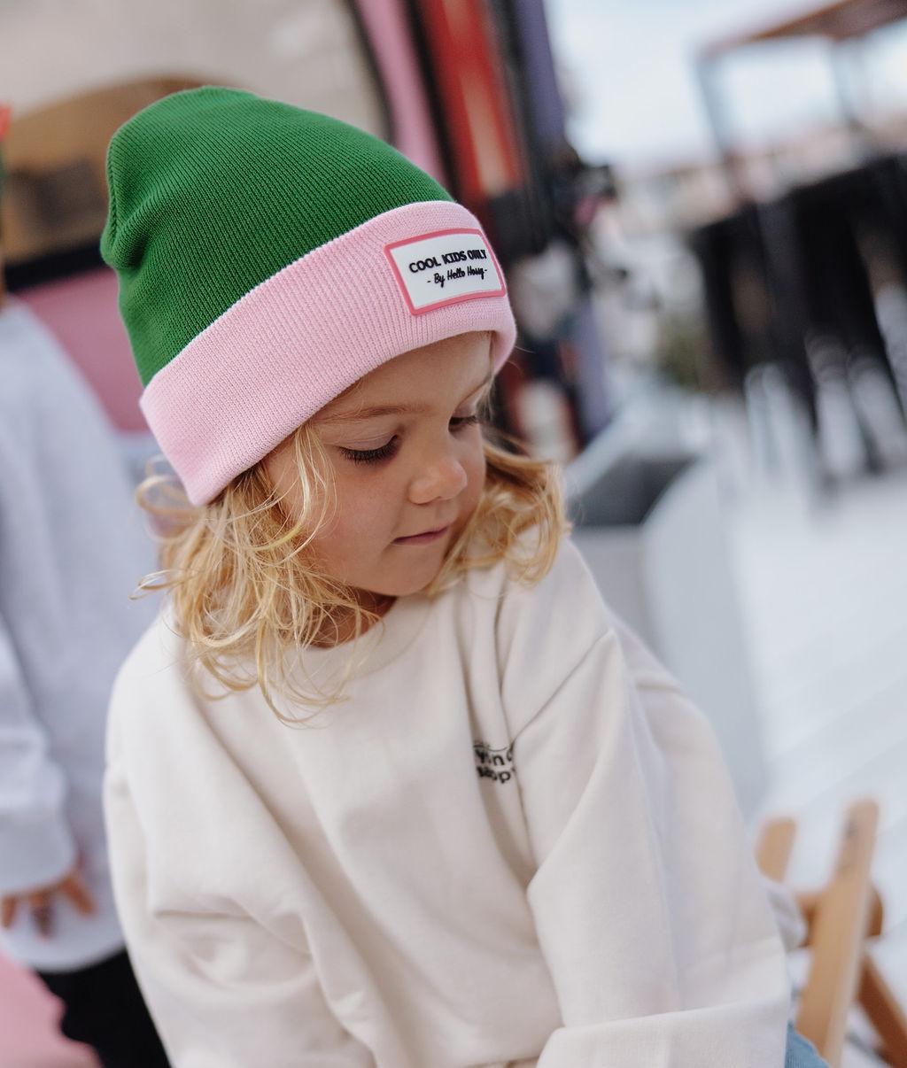 Berretto da bambino verde e rosa con etichetta ricamata Hello Hossy