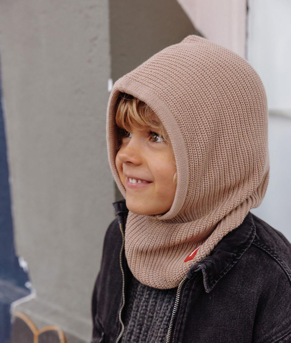 Bambino con passamontagna in maglia Hoody Latte – vista 3/4 – foto lifestyle – Hello Hossy