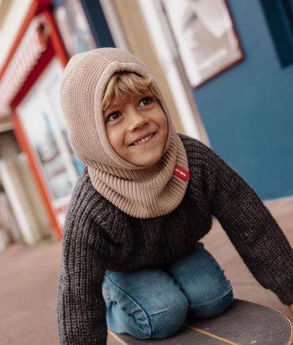Bambino che indossa il passamontagna Hoody Latte – foto lifestyle – Hello Hossy