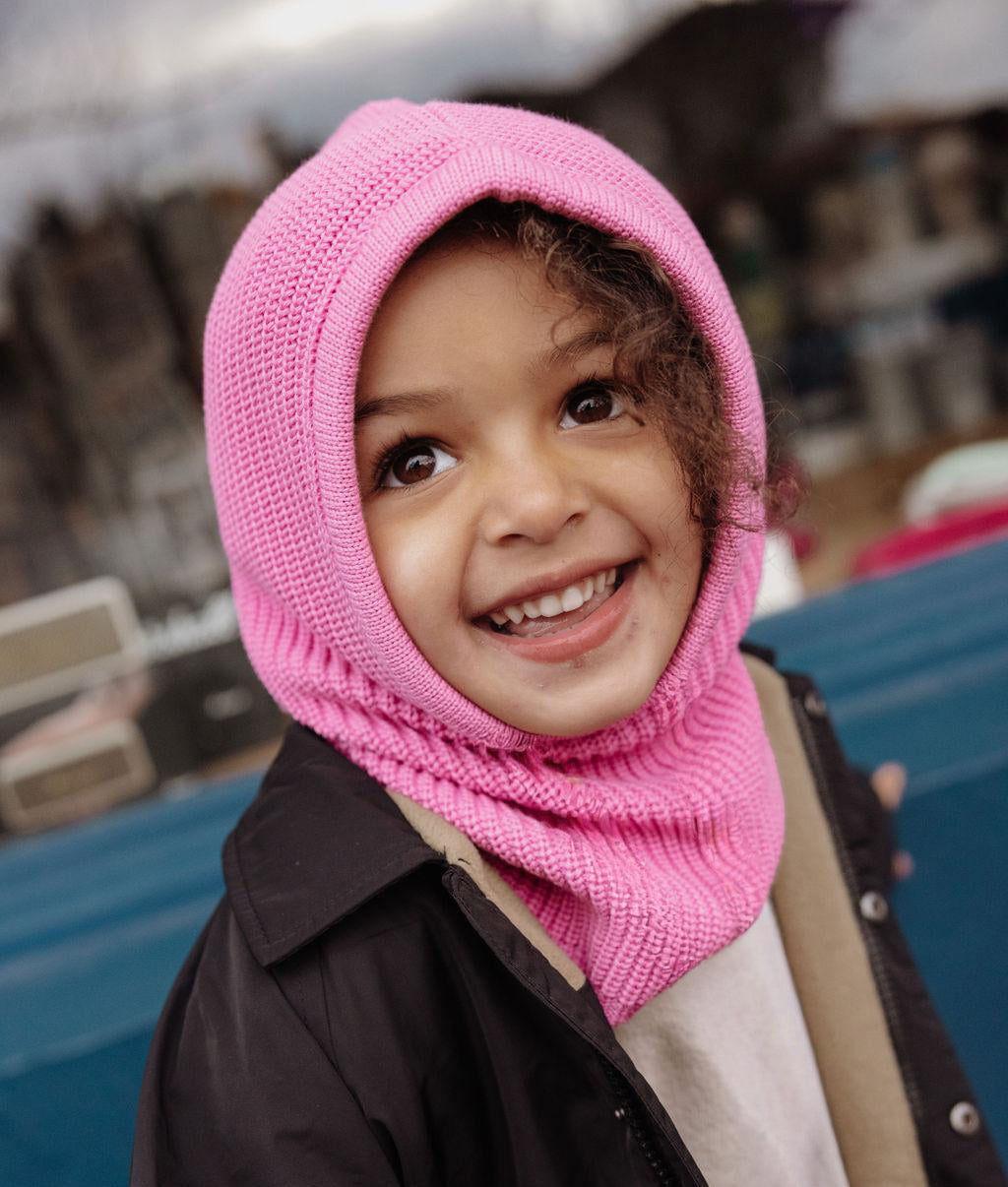 Passamontagna in maglia rosa Hoody Lila indossato da una bambina – vista frontale – Hello Hossy