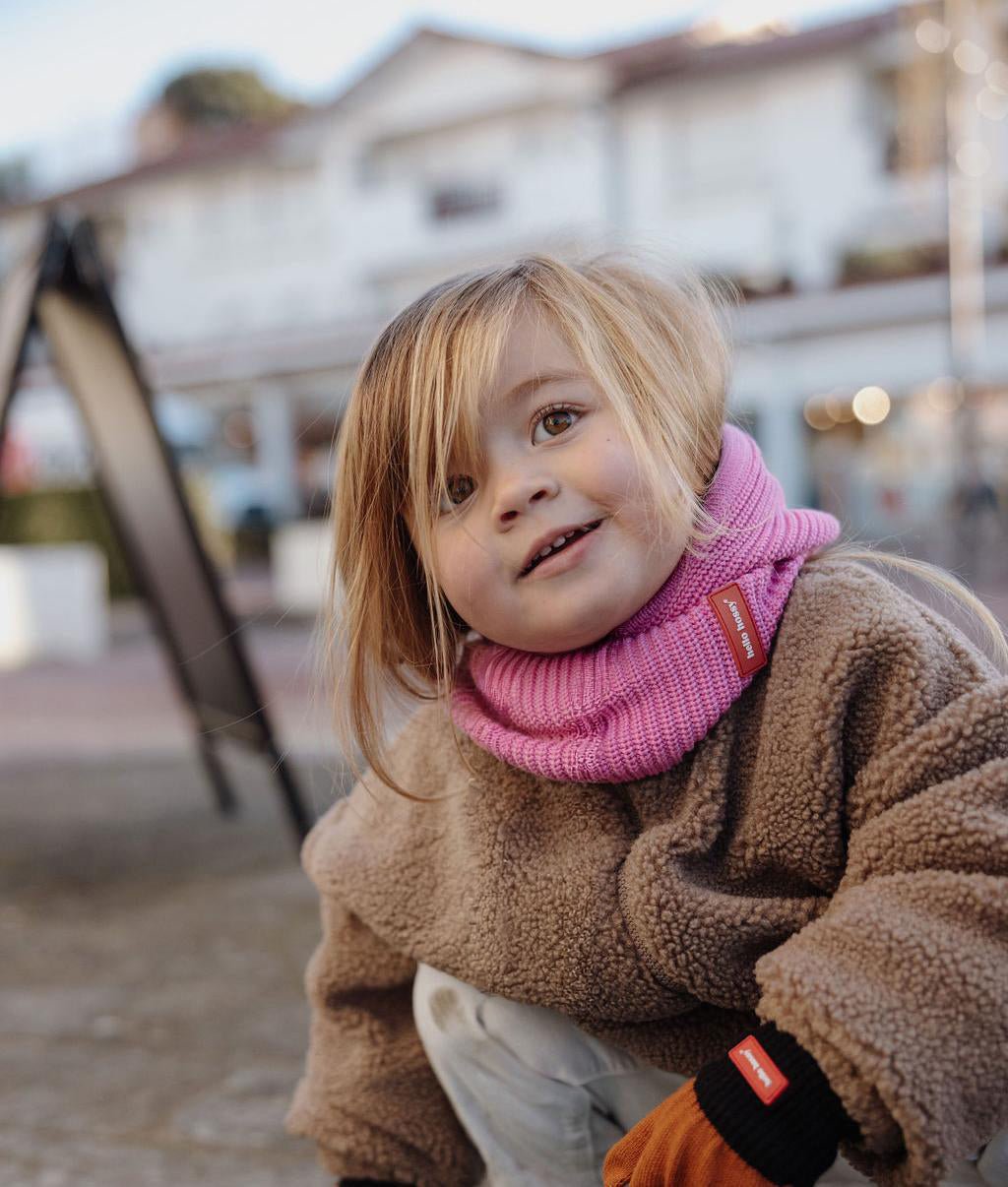 Bambina con passamontagna Hoody Lila indossato come scaldacollo - vista frontale - Hello Hossy
