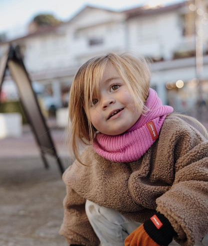 Bambina con passamontagna Hoody Lila indossato come scaldacollo - vista frontale - Hello Hossy