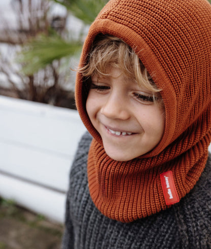 Bambino con passamontagna in maglia Hoody Nut – vista a 3/4 – foto lifestyle – Hello Hossy
