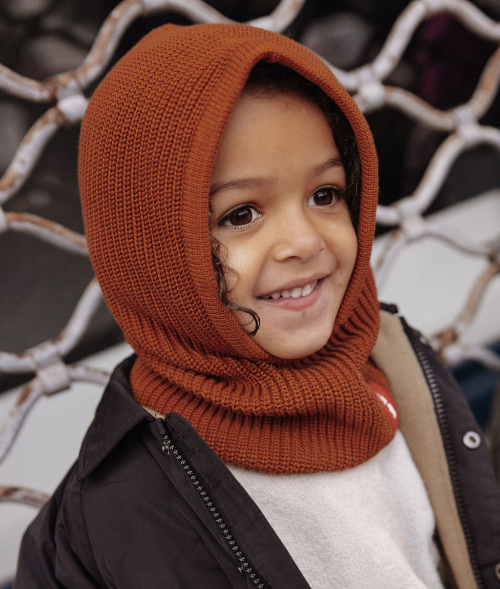 Passamontagna in maglia marrone Hoody Nut indossato da una bambina – vista a 3/4 – Hello Hossy