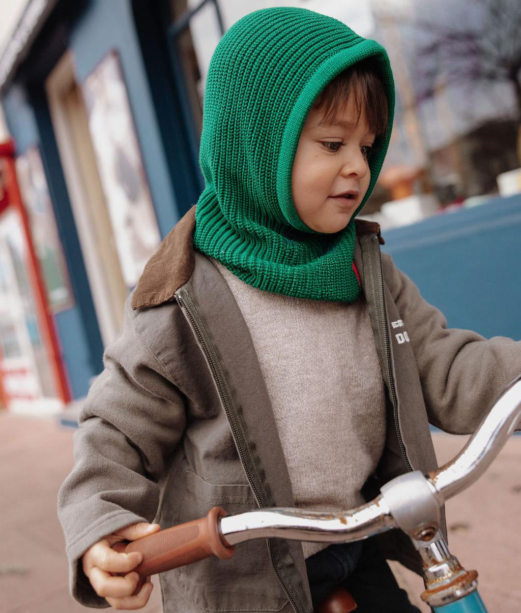 Passamontagna in maglia Hoody Pine indossato da un bambino – vista 3/4 – look urbano – Hello Hossy