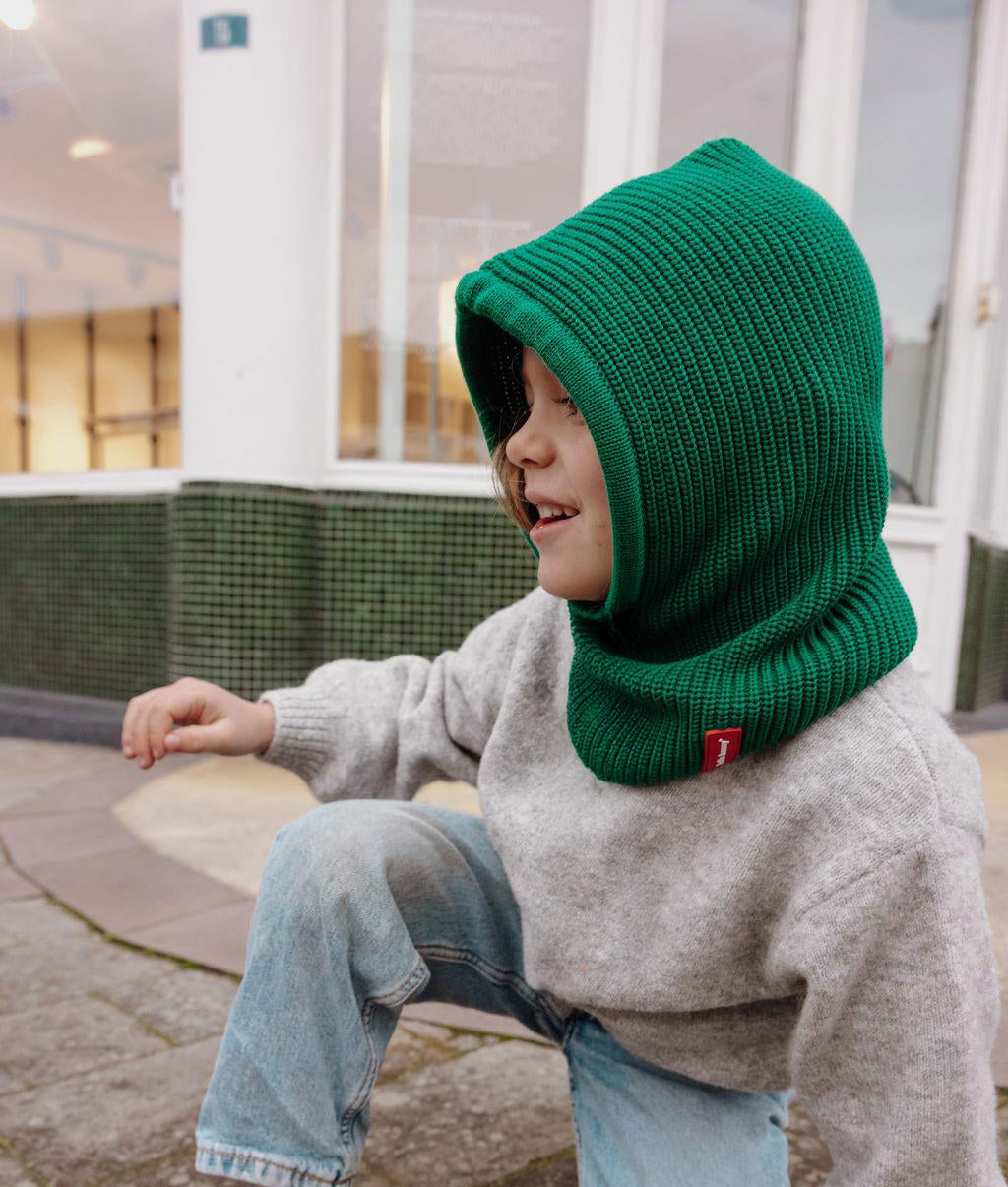 Passamontagna in maglia Hoody Pine indossato da una bambina – look casual – Hello Hossy